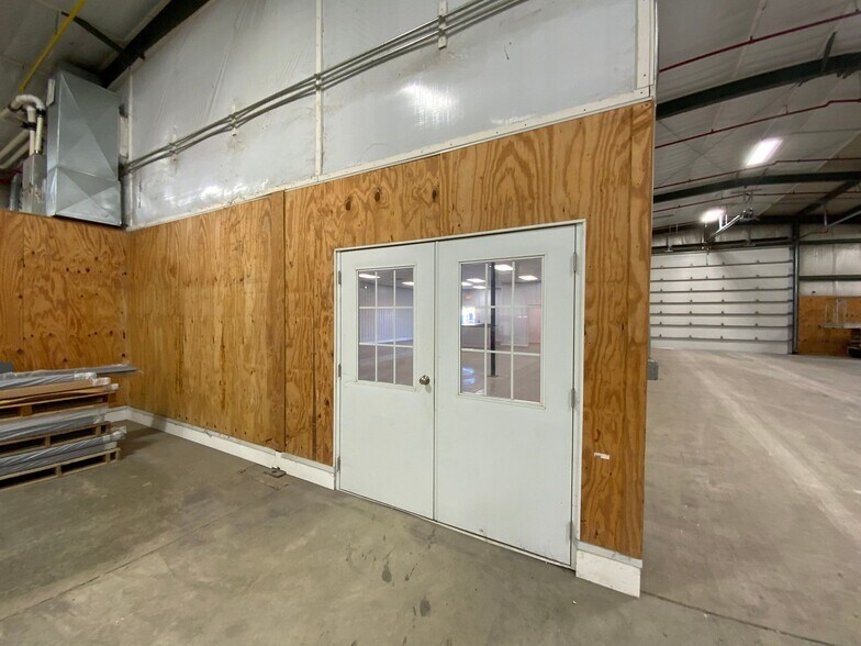 More Photos Of 315 S Sycamore St, Flora Warehouse For Lease