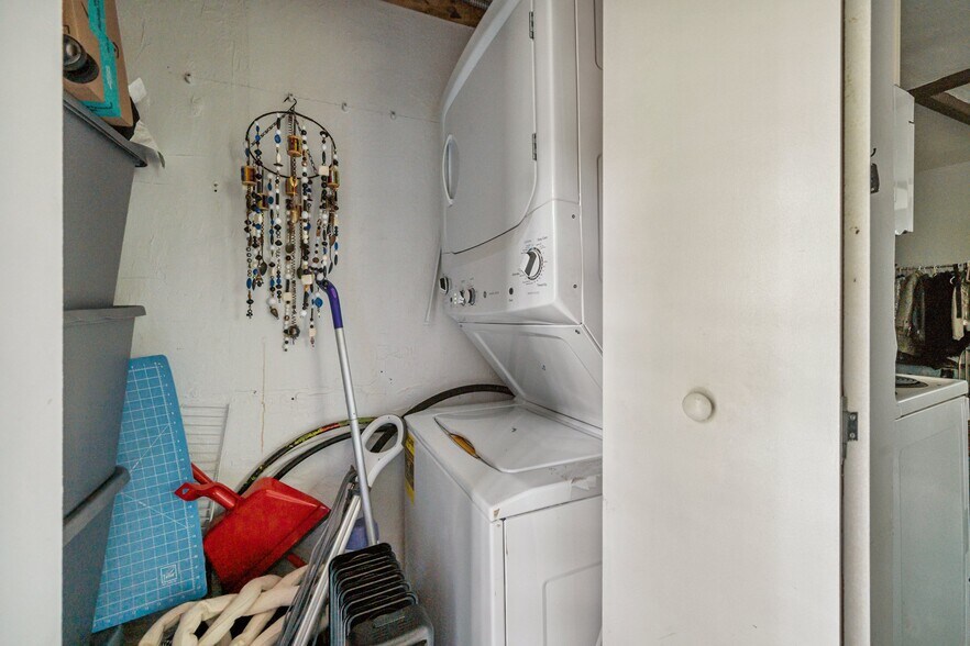 More Photos Of 315-317 Castle St, Wilmington Storefront Retail Residential For Sale