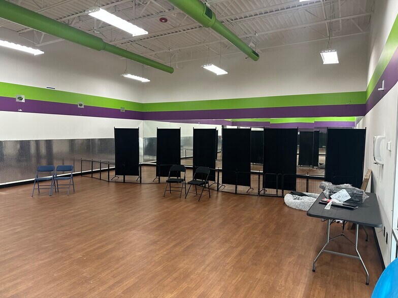 More Photos Of 3166-3180 Richmond Rd, Lexington General Retail For Lease