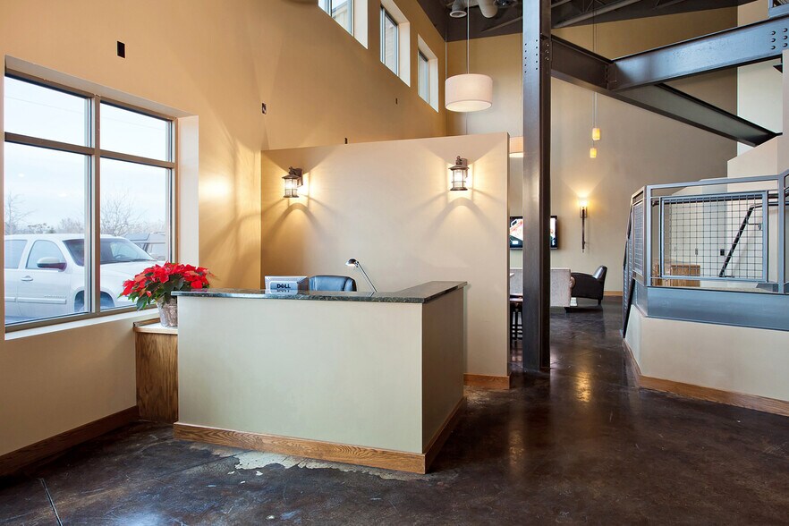 More Photos Of 434 Hale Ave N, Oakdale Office For Lease