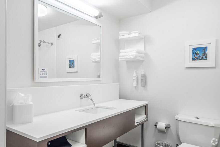 More Photos Of 8620 Airport Blvd, Houston Hotel For Sale