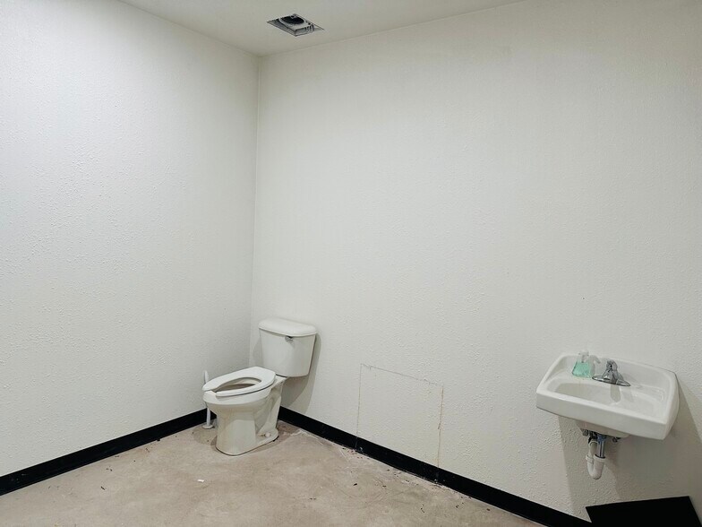 More Photos Of 2212 W Hefner Rd, Oklahoma City General Retail For Lease
