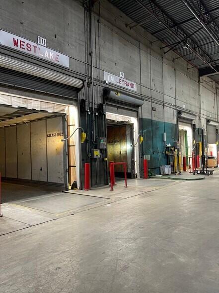 More Photos Of 8040 Bayberry Rd, Jacksonville Unknown For Lease