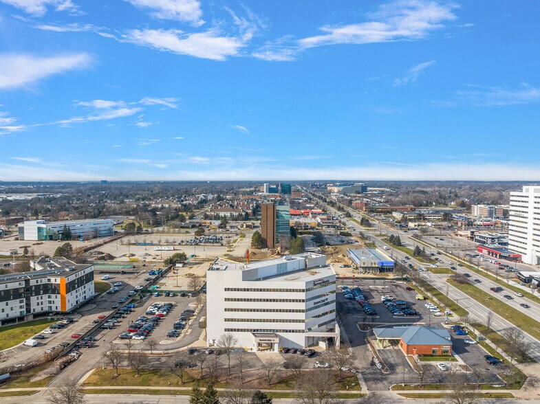 More Photos Of 801-803 W Big Beaver Rd, Troy Office For Lease