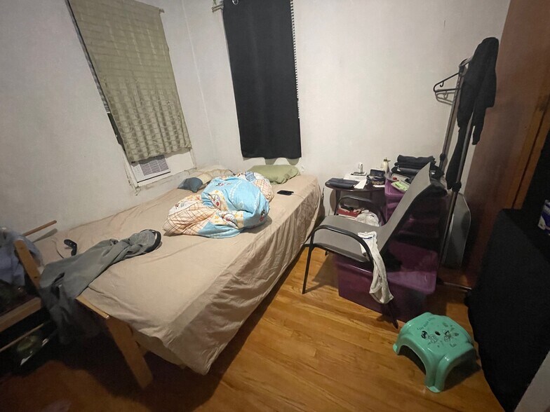 More Photos Of 3152 137th St, Flushing Storefront Retail Residential For Sale