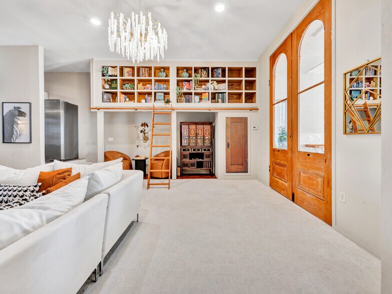 More Photos Of 106 W Main St, Pilot Point Storefront For Sale