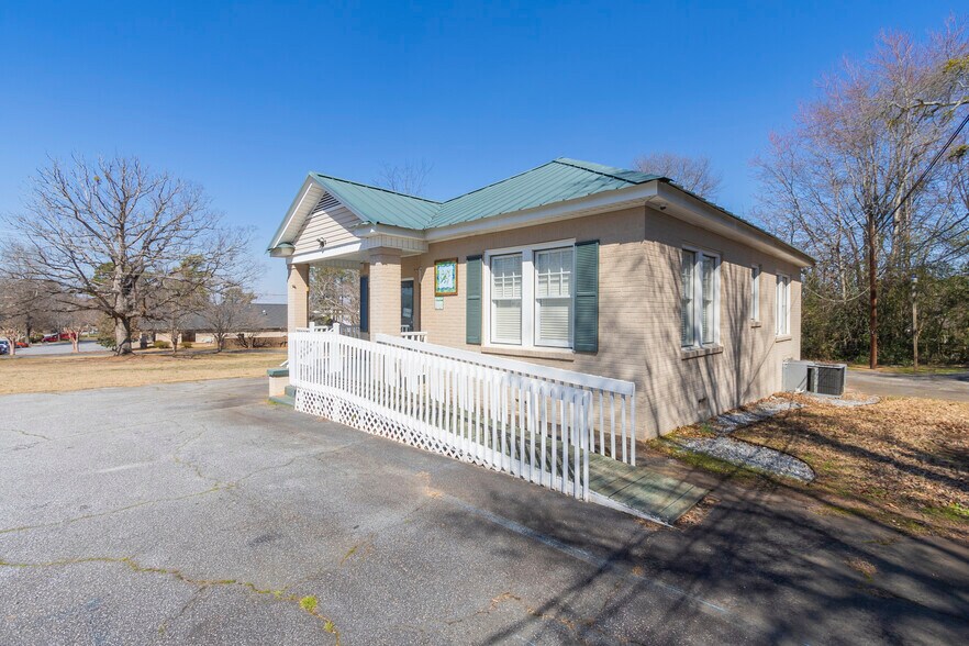 More Photos Of 2816 E North Ave, Anderson Funeral Home For Lease