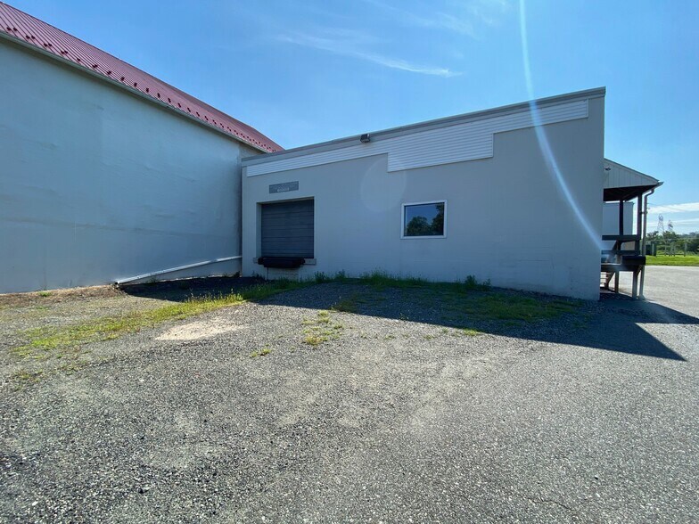 More Photos Of 1862 Tollgate Rd, Palm Warehouse For Lease
