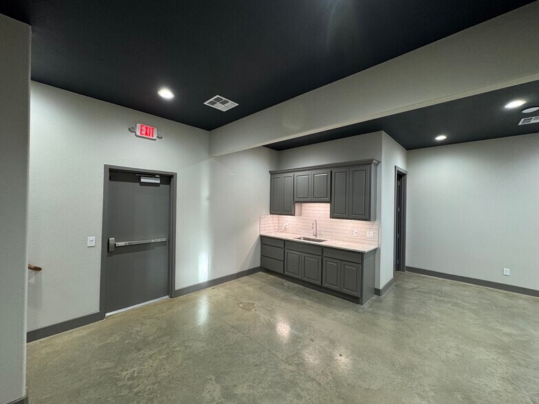 More Photos Of 2517 Creekmire -1, Conroe Medical For Sale