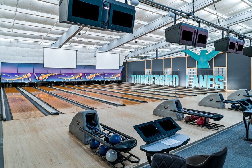 More Photos Of 400 W Maple Rd, Troy Office For Lease