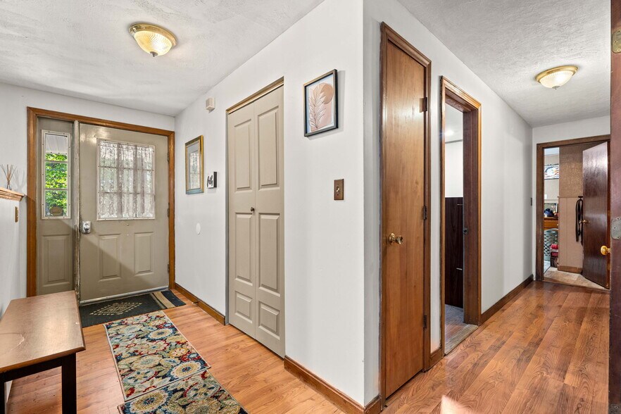 More Photos Of 25 Beacon St, Amesbury Showroom For Sale