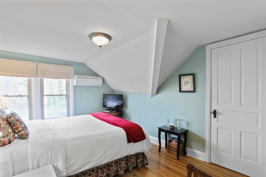 More Photos Of 1090 Ragged Edge Rd, Chambersburg Hospitality For Sale