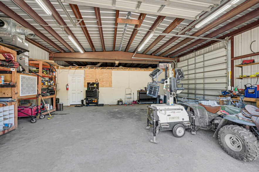 More Photos Of 201 N Walker St, Angleton Warehouse For Sale