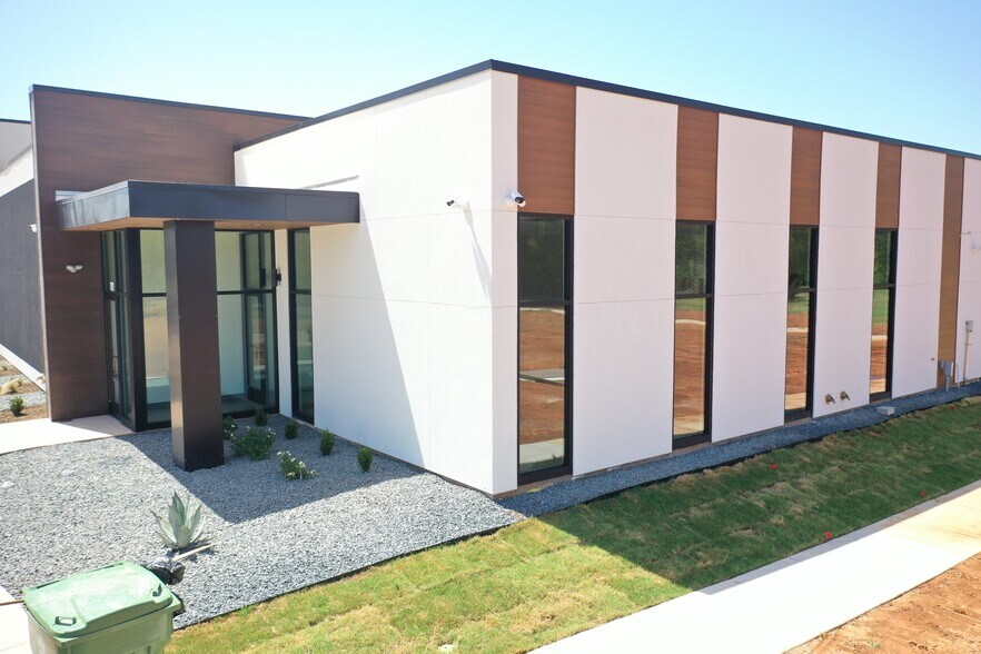 More Photos Of 113 Barnett Dr, Highland Village Office For Lease