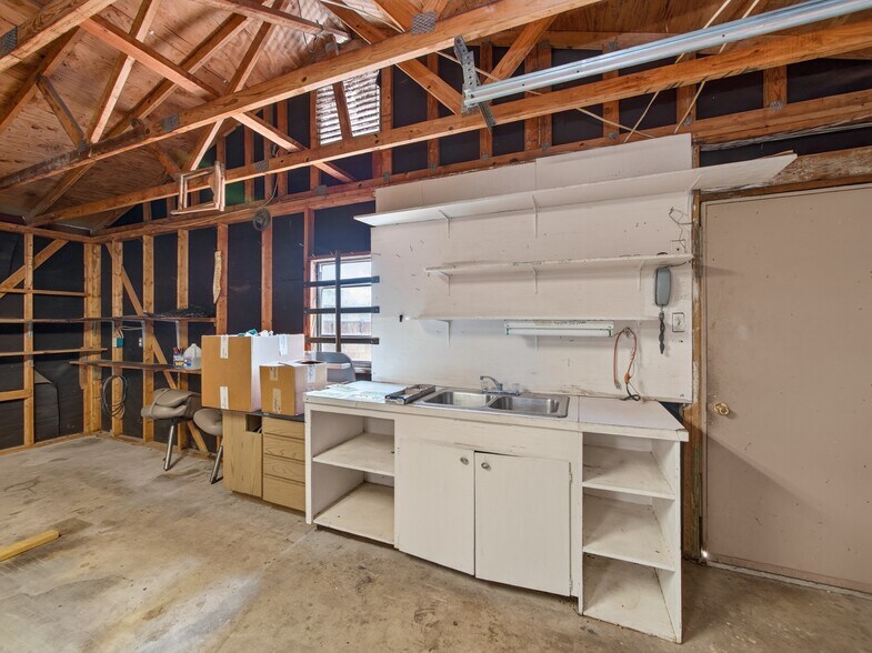 More Photos Of 1702 Lone Oak Dr, Leander Flex For Sale