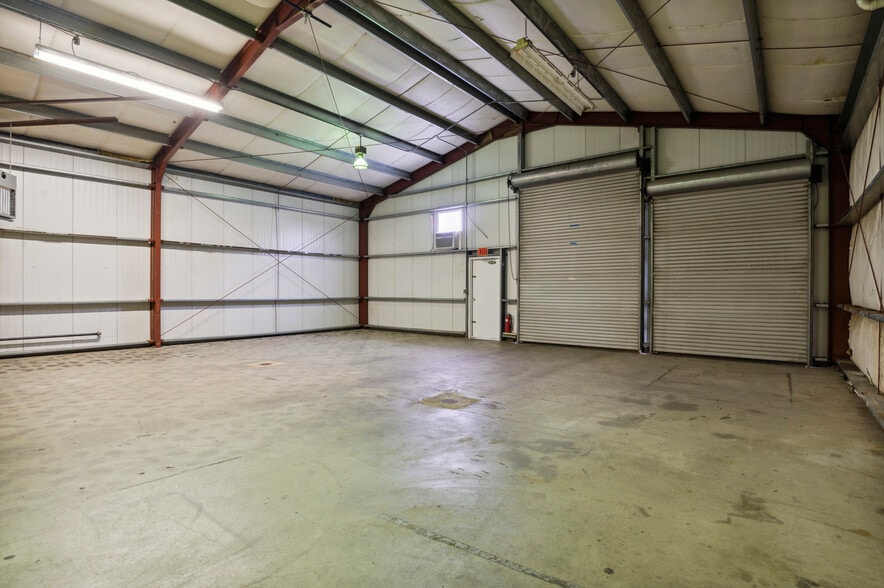 More Photos Of 9 James Ct, Wilmington Warehouse For Lease