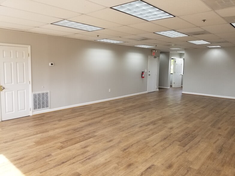 More Photos Of 4925-4949 Beech Rd, Temple Hills Light Manufacturing For Lease
