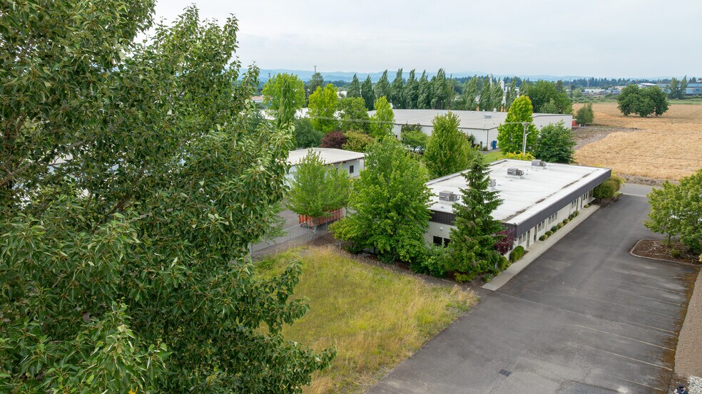 More Photos Of 3200 NE Rivergate St, Mcminnville Service For Sale