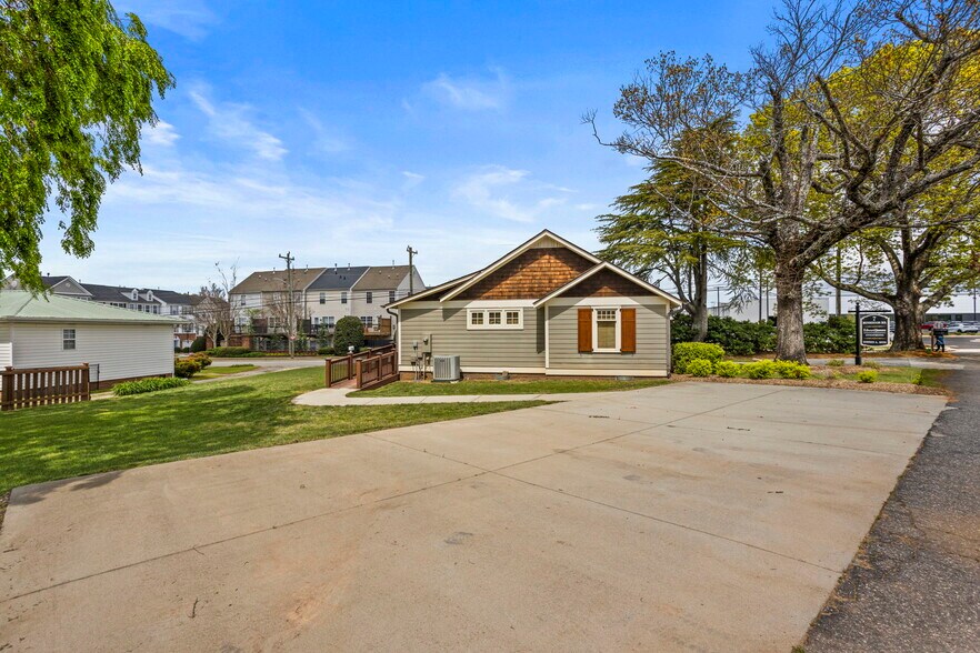 More Photos Of 7 Henderson Rd, Greenville Office For Sale