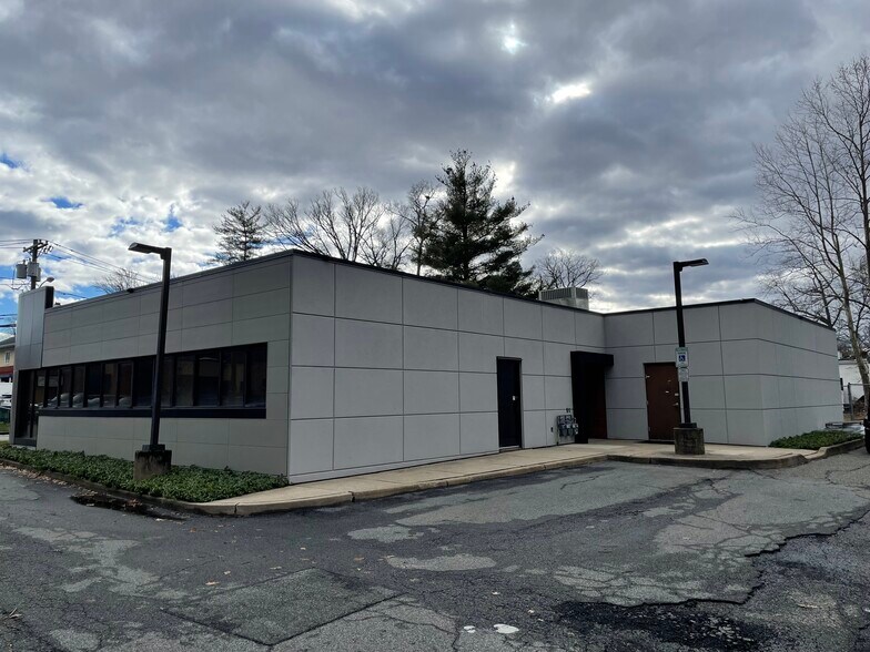 More Photos Of 34 Woodland Rd, Roseland Office For Lease