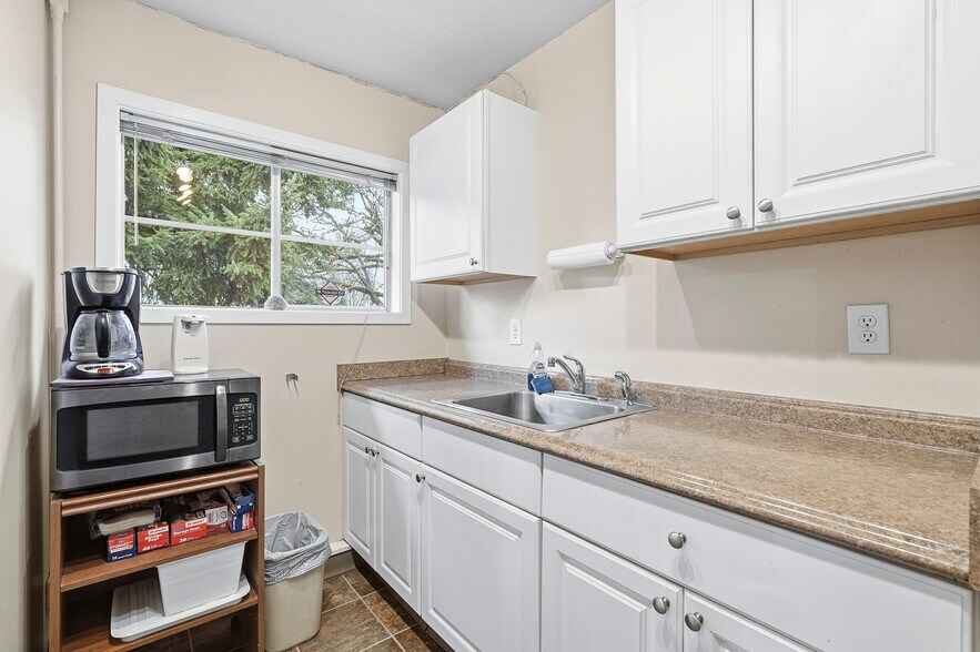 More Photos Of 3004 SE 50th Ave, Portland Office For Sale