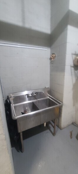 More Photos Of 18830 Woodward Ave, Detroit General Retail For Sale