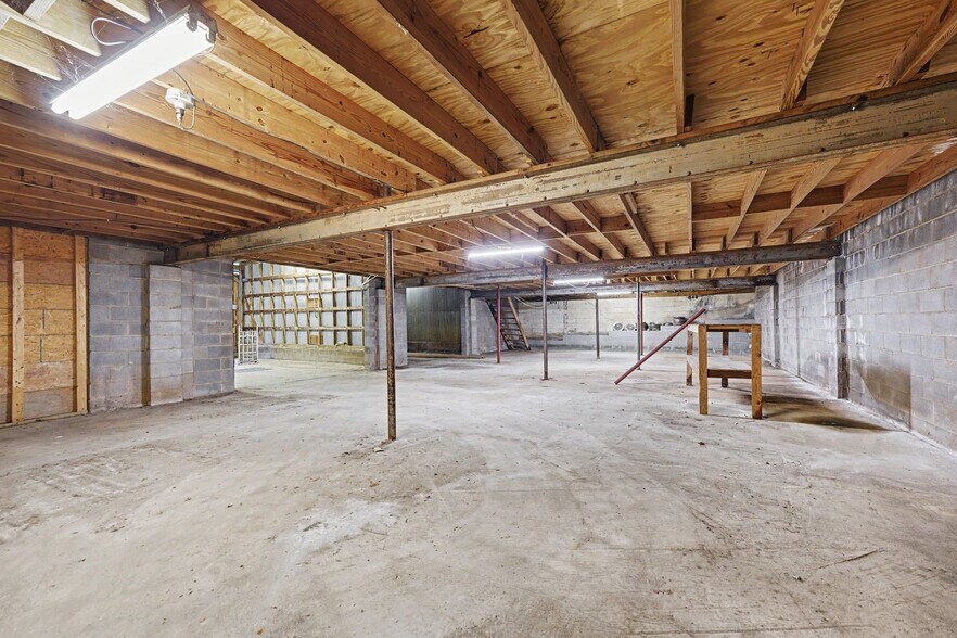 More Photos Of 427 W Gene Hairston St, Madison Auto Repair For Sale