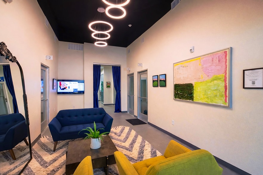 Primary Photo Of 911 Massachusetts St, Lawrence Apartments For Lease