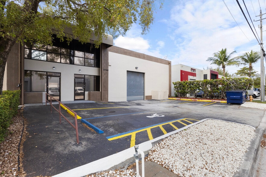 More Photos Of 1740-1742 NW 93rd Ave, Miami Warehouse For Lease