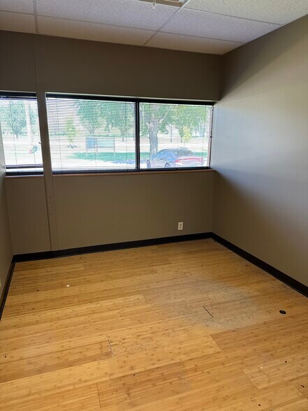 More Photos Of 5450 Wansford Way, Rockford Office For Sale