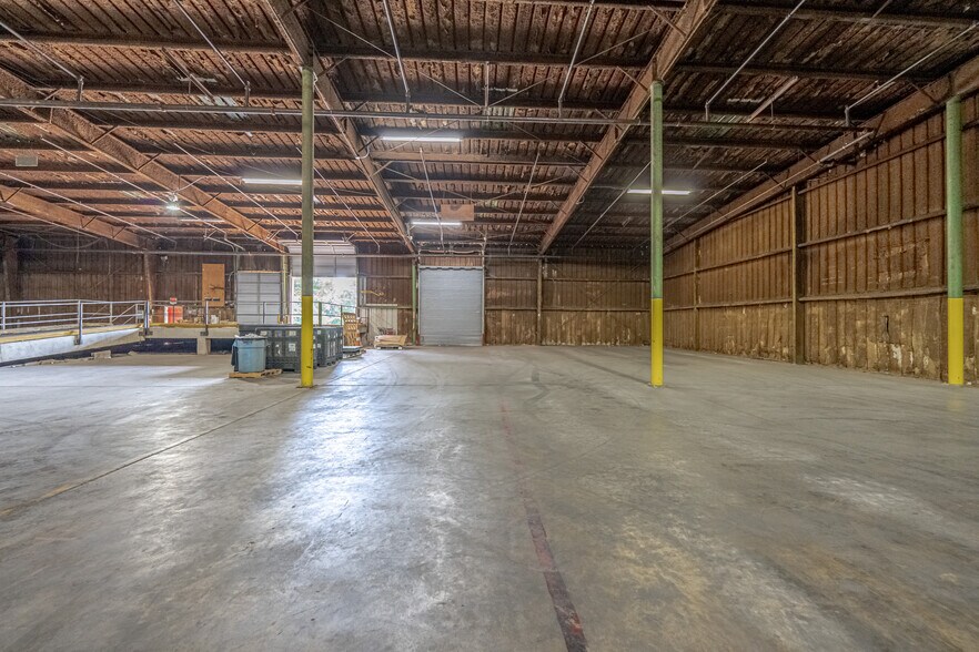 More Photos Of 4612 Richard Ave, Alexandria Warehouse For Lease