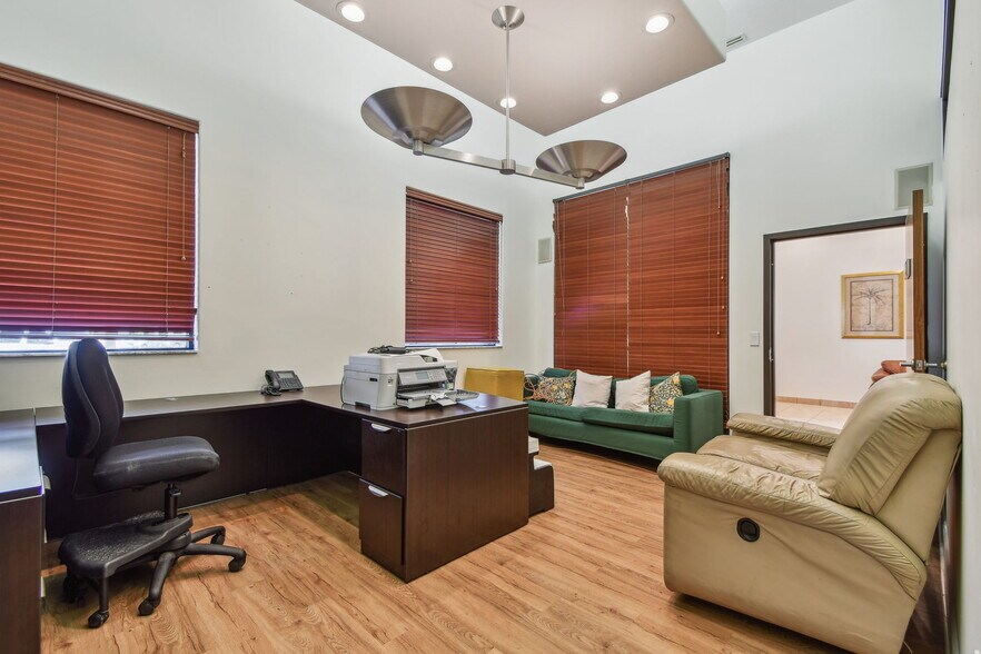 More Photos Of 10901 Danka Cir N, Saint Petersburg Office For Sale