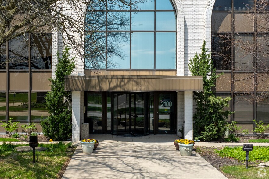 More Photos Of 2100 Clearwater Dr, Oak Brook Medical For Lease