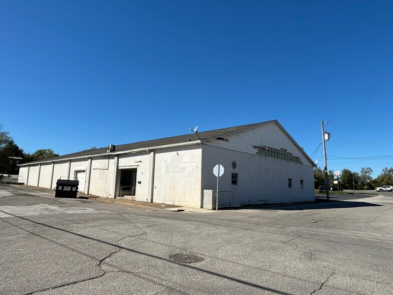More Photos Of 301 W Mulberry St, Salem Light Distribution For Sale