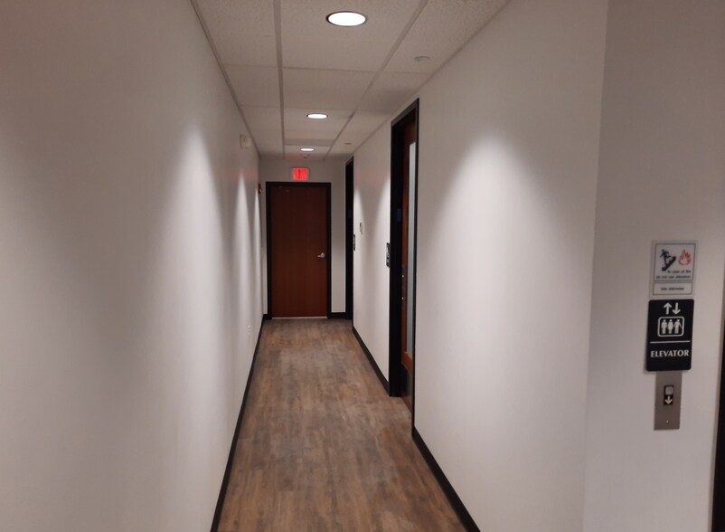 More Photos Of 7801 N Central Dr, Lewis Center Light Distribution For Lease