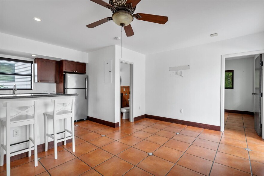 More Photos Of 333 Walnut St, Hollywood Hotel For Sale