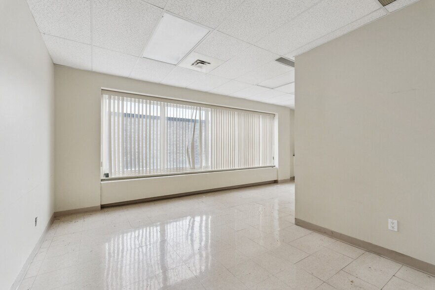 More Photos Of 3440-3444 Rue Ontario E, Montréal Office For Lease