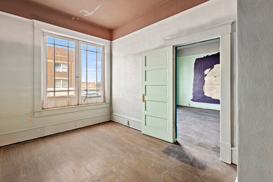 More Photos Of 1005 Main St, Buhl Storefront Retail Residential For Sale