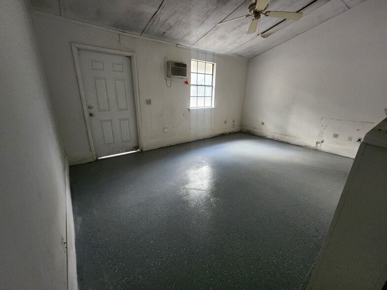 More Photos Of 284 S Center St, Pierson Auto Repair For Lease