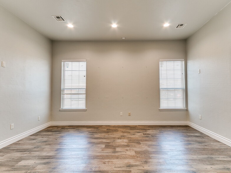 More Photos Of 901-909 Wall St, Norman Office For Sale