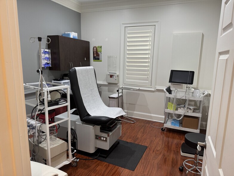 More Photos Of 3535 Roswell Rd, Marietta Medical For Lease