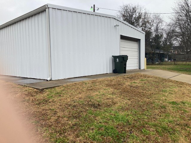 More Photos Of 410 Burnett St, Bryan Showroom For Sale