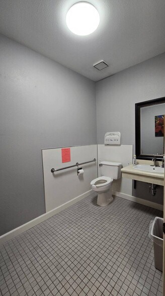 More Photos Of 2215 N Fresno St, Fresno Medical For Sale