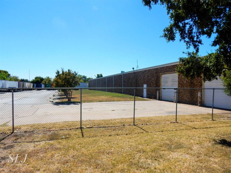 More Photos Of 15200 Midway Rd, Addison Warehouse For Lease