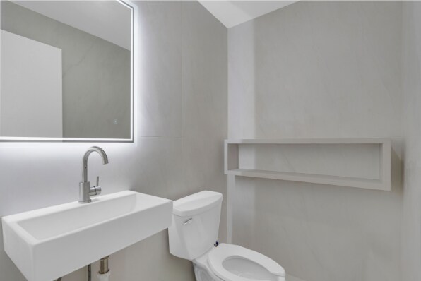 More Photos Of 909 NE 163rd St, North Miami Beach Medical For Sale