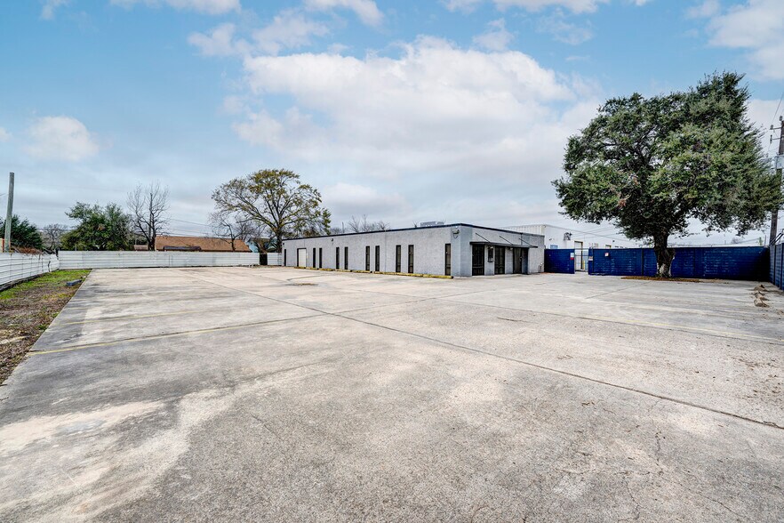 More Photos Of 3635 Trailmobile Dr, Houston Warehouse For Lease