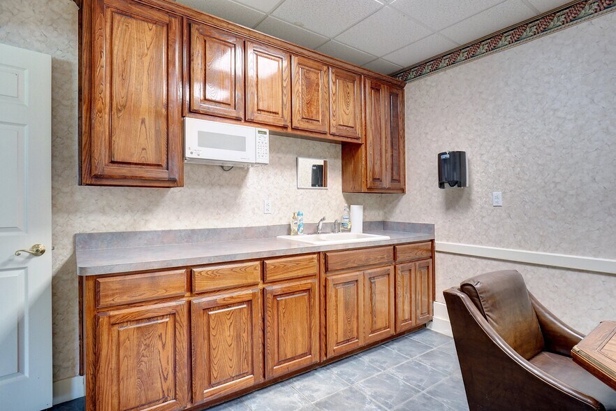 More Photos Of 1303 Northwest Hwy, Garland Medical For Lease