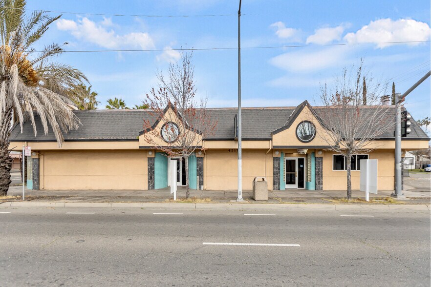 More Photos Of 4217 Stockton Blvd, Sacramento Bar For Lease