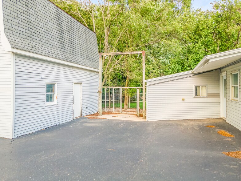 More Photos Of 503 E Russell Rd, Tecumseh Specialty For Sale