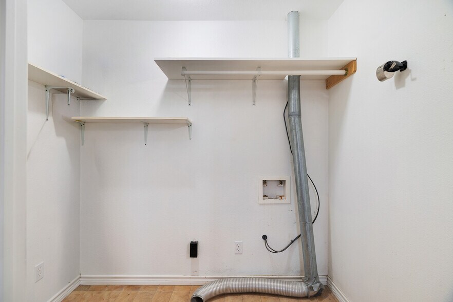 More Photos Of 6210 Lamar Rd, Reno Flex For Sale